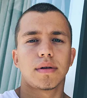 Hombre joven con muy poco vello en mejillas, mandíbula y mentón
