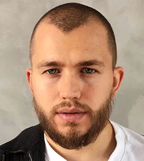 Hombre con una barba completa y pareja en mejillas, mandíbula, mentón y bigote