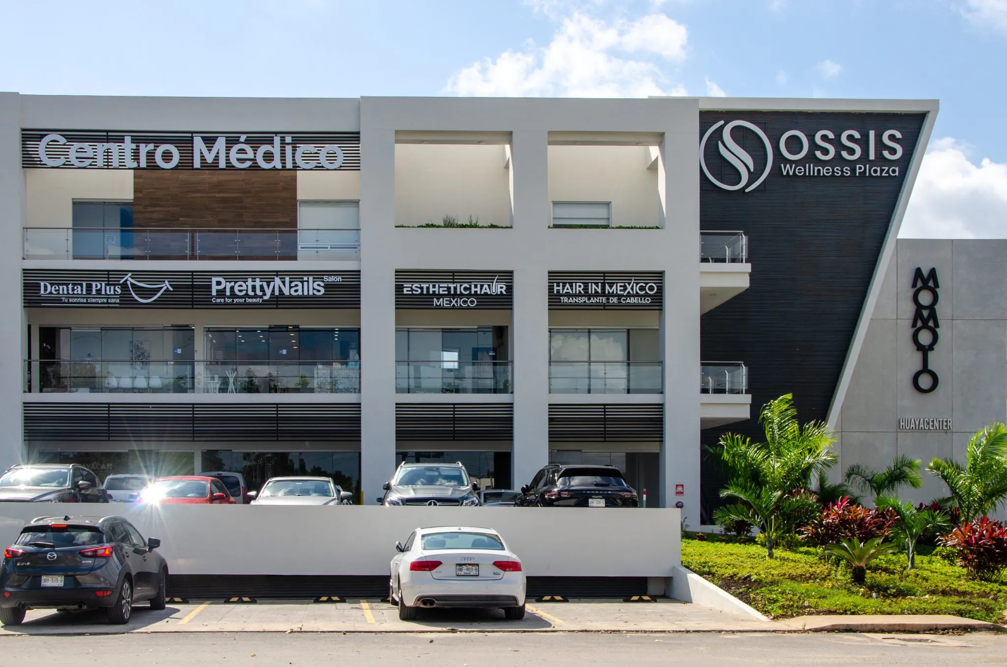 Fachada de la plaza Ossis Wellness en Cancún con el letrero de Hair in Mexico